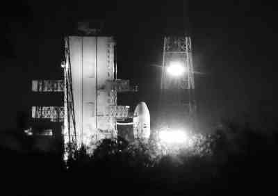 首次月球“软着陆”遇挫 印度再推迟“月船2号”发射计划